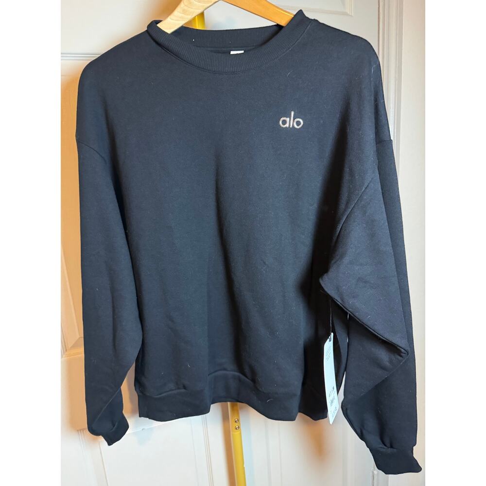 Alo Yoga Accolade Crew Neck Pullover in Black.